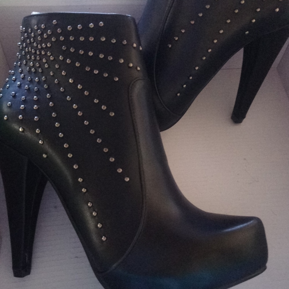 Shoes - Picture 3 of 4